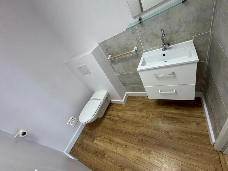 Bureau dans Aubagne à louer - Photo de l’immeuble – Image 2 sur 7