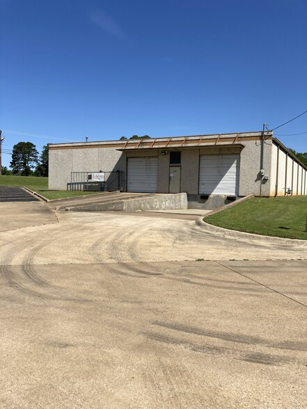 1420 N Main St & 1505 N Fulton St portefeuille de 2 biens à vendre sur LoopNet.fr - Photo de l’immeuble – Image 3 sur 21