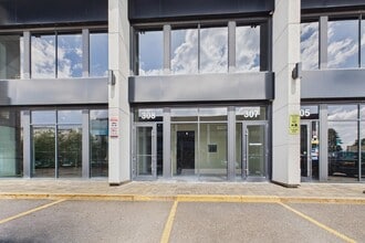 2310 St Laurent Blvd, Ottawa, ON à louer Photo de l’immeuble– Image 2 sur 5