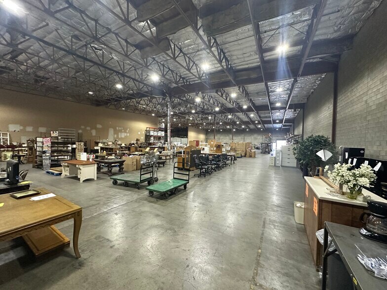 413 S Riverside Dr, Modesto, CA à louer - Photo de l’immeuble – Image 2 sur 2