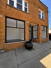 15813 Waterloo Rd, Cleveland, OH à louer Photo de l’immeuble– Image 2 sur 13