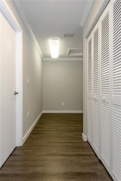 7737 N University Dr, Tamarac, FL à vendre - Photo intérieure – Image 2 sur 21
