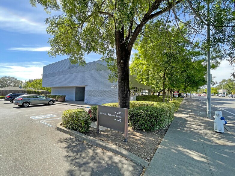 2351 Mendocino Ave, Santa Rosa, CA à louer - Photo de l’immeuble – Image 3 sur 5
