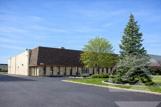 575 Robbins Dr, Troy, MI à louer Photo de l’immeuble– Image 1 sur 1