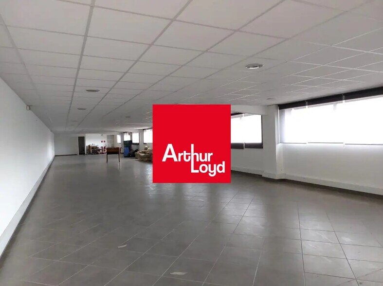 Bureau dans La Seyne-sur-Mer à louer - Photo de l’immeuble – Image 1 sur 6