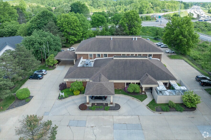 570 White Pond Dr, Akron, OH à louer - Photo de l’immeuble – Image 2 sur 5