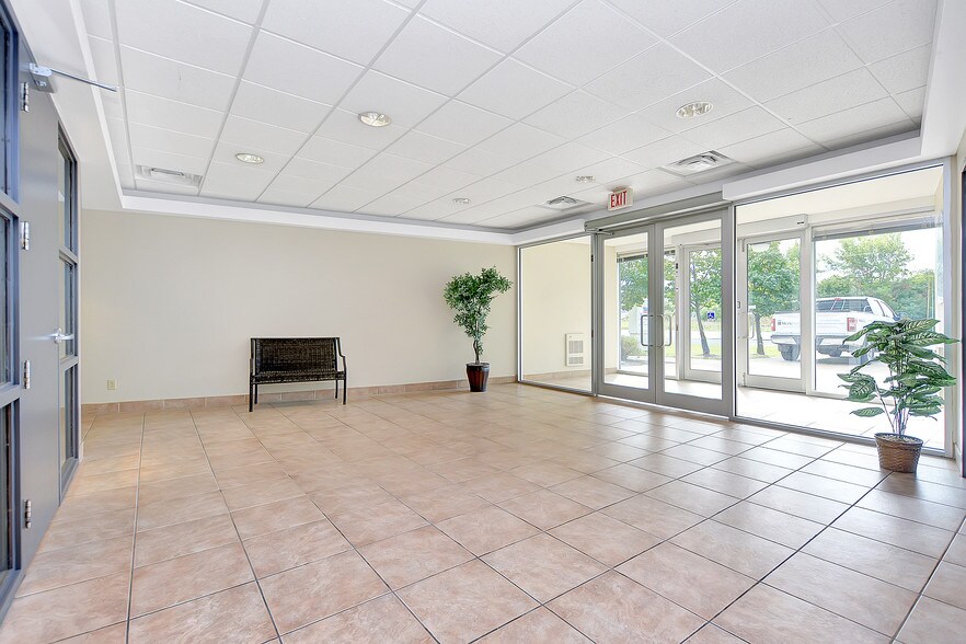 4043 Carling Ave, Ottawa, ON à louer - Hall d’entrée – Image 2 sur 11