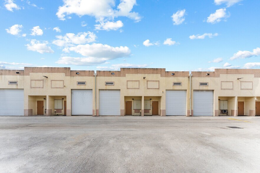 13816 SW 142nd Ave, Miami, FL à vendre - Photo de l’immeuble – Image 2 sur 21