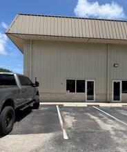 6566 Gator Drive, Sebastian, FL à louer Photo de l’immeuble– Image 1 sur 2