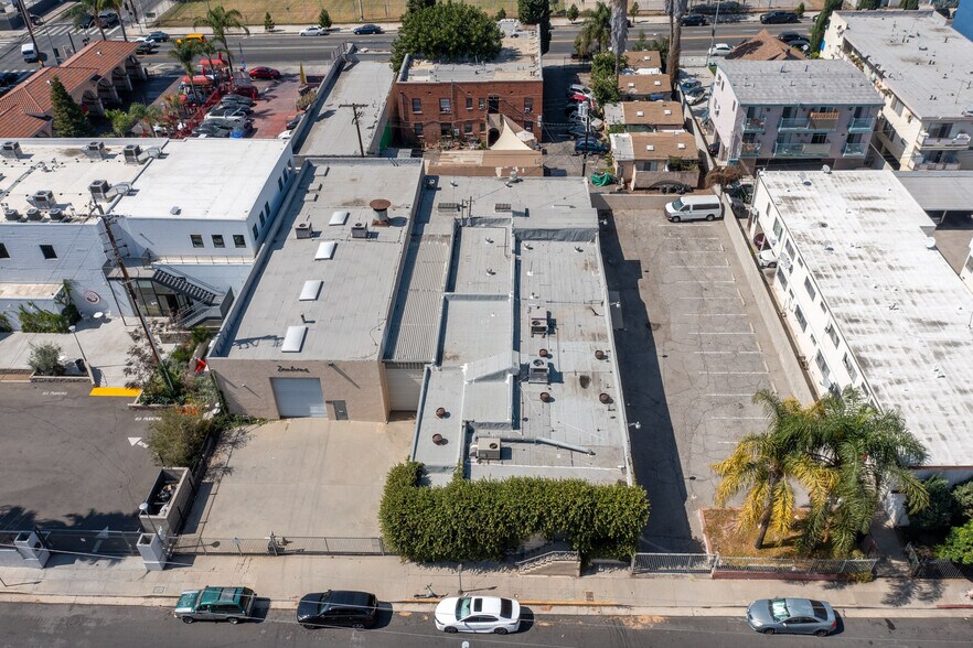 1115 Lillian Way, Los Angeles, CA à vendre - Photo de l’immeuble – Image 2 sur 4
