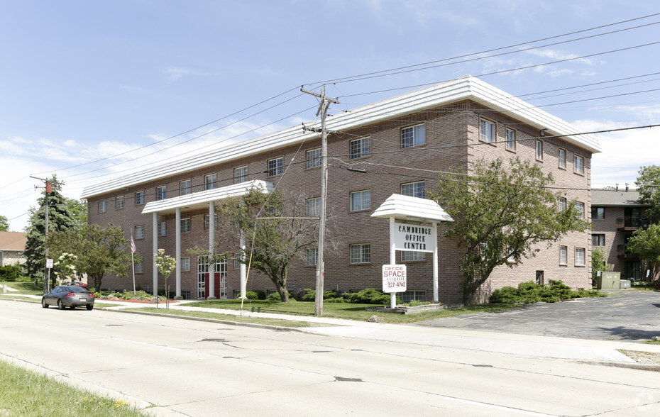 9401 W Beloit Rd, Milwaukee, WI à louer - Photo de l’immeuble – Image 1 sur 3