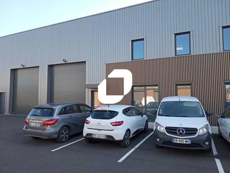 45 Rue Ampère, Chassieu à louer - Photo de l’immeuble – Image 2 sur 12