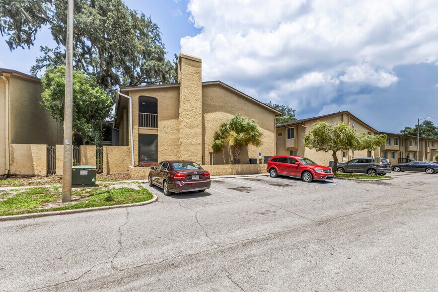 5659 Del Prado Dr, Tampa, FL à vendre - Photo de l’immeuble – Image 3 sur 44