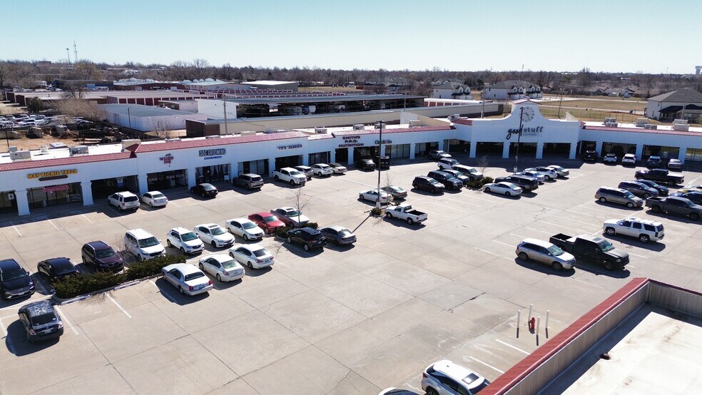 800-828 W Edmond Rd, Edmond, OK à louer - Aérien – Image 1 sur 9