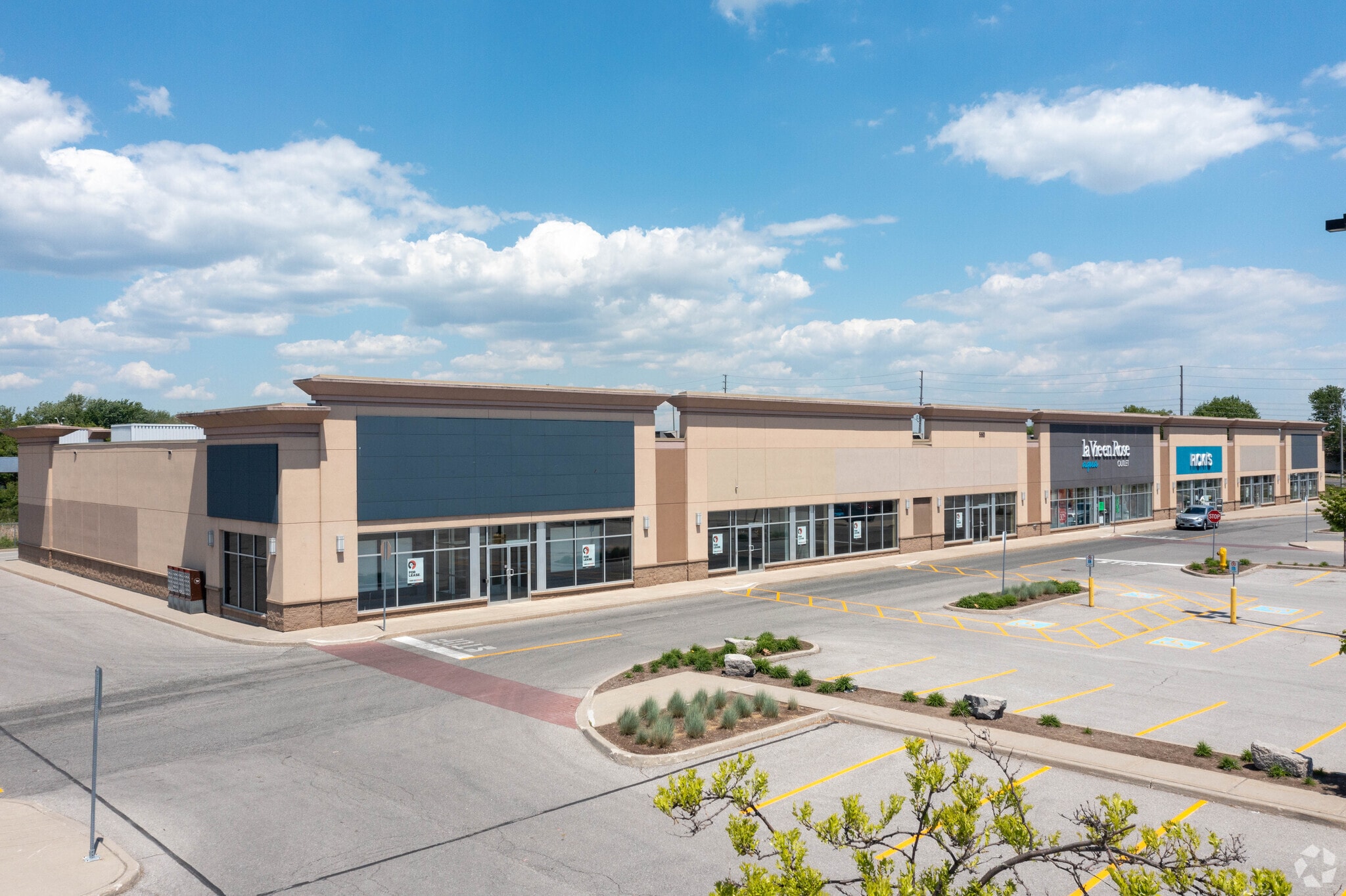 540-685 Laval Dr, Oshawa, ON à louer Photo de l’immeuble– Image 1 sur 9