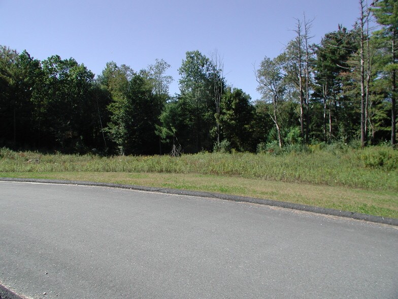 107 John G Groppo Dr, Winsted, CT à louer - Photo principale – Image 1 sur 3