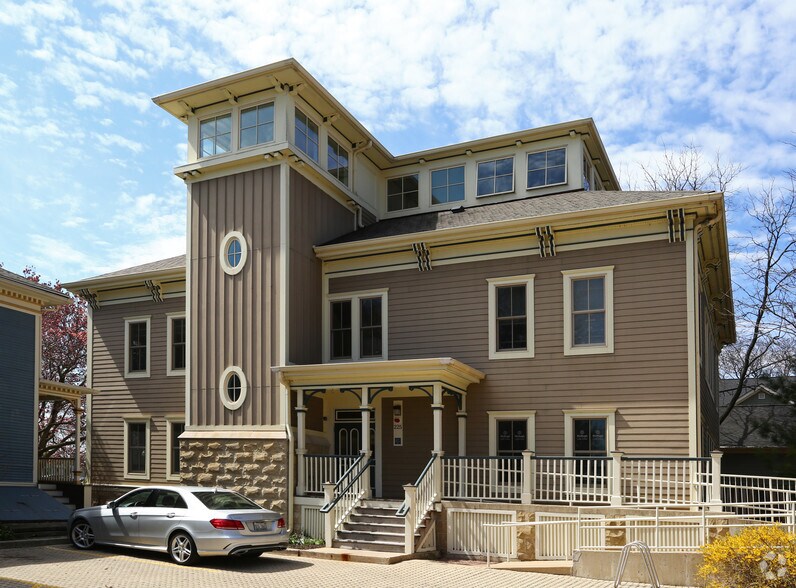 225 W Jefferson Ave, Naperville, IL à louer - Photo de l’immeuble – Image 2 sur 8