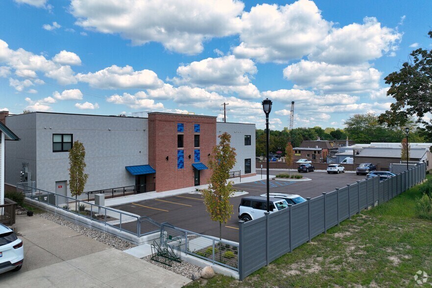 113 Mill St, Fenton, MI à louer - Photo de l’immeuble – Image 2 sur 5