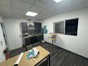 Local d’activités dans Méry-sur-Oise à louer Photo de l’immeuble– Image 2 sur 7