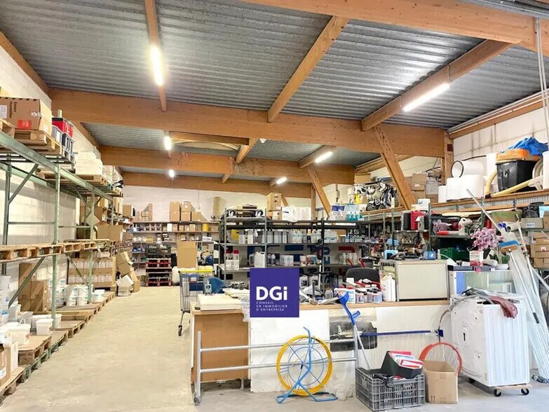 Local d’activités dans Nîmes à louer - Photo de l’immeuble – Image 2 sur 9