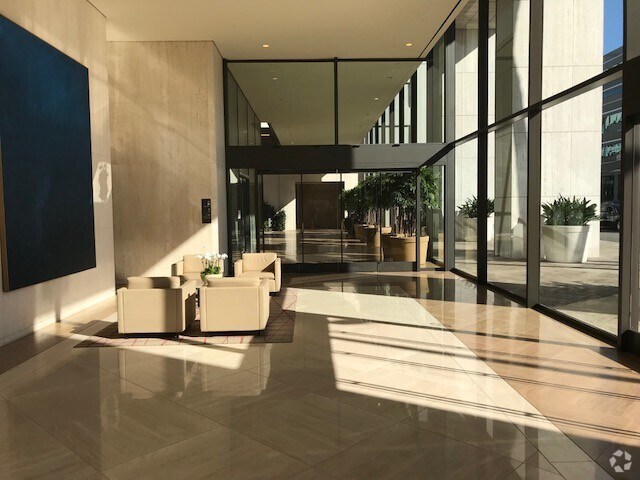 11111 Santa Monica Blvd, Los Angeles, CA à louer - Hall d’entrée – Image 3 sur 28