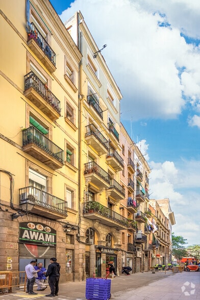 Immeuble residentiel dans Barcelone, Barcelona à vendre - Photo principale – Image 1 sur 1