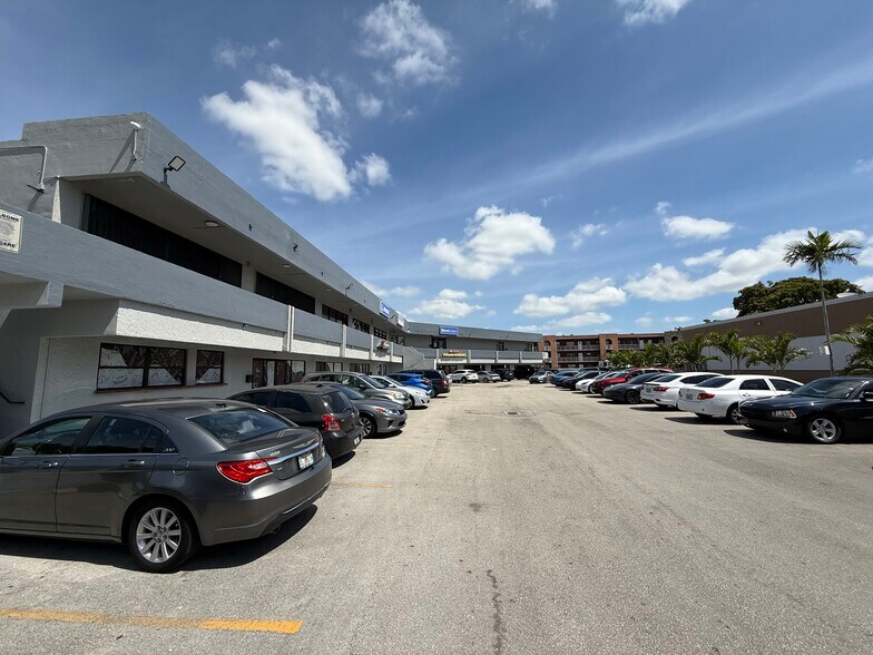 1665 W 68th St, Hialeah, FL à louer - Photo de l’immeuble – Image 2 sur 3