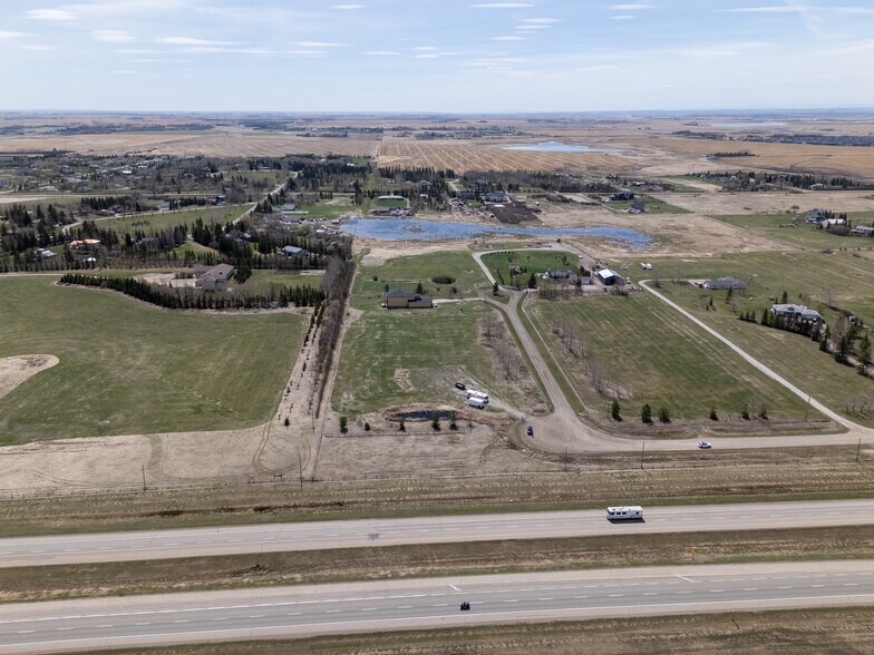 280135 Township Road 242, Chestermere, AB à vendre - Aérien – Image 1 sur 22