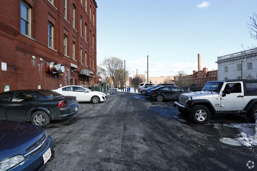 14 Kearney Sq, Lowell, MA à louer - Photo de l’immeuble – Image 3 sur 9