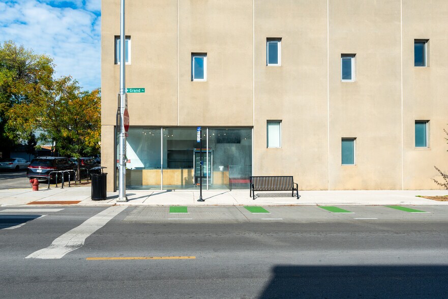 2058 W Grand Ave, Chicago, IL à vendre - Photo de l’immeuble – Image 3 sur 53