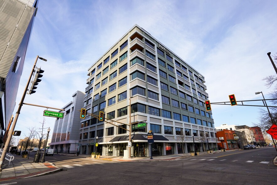 202 W Berry St, Fort Wayne, IN à louer - Photo de l’immeuble – Image 2 sur 4