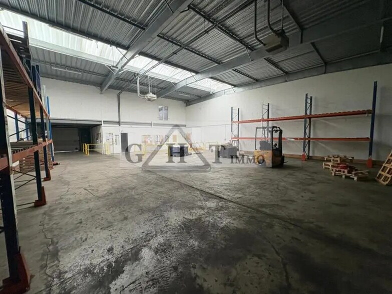 Industriel/Logistique dans Vaux-le-Pénil à vendre - Photo de l’immeuble – Image 2 sur 7