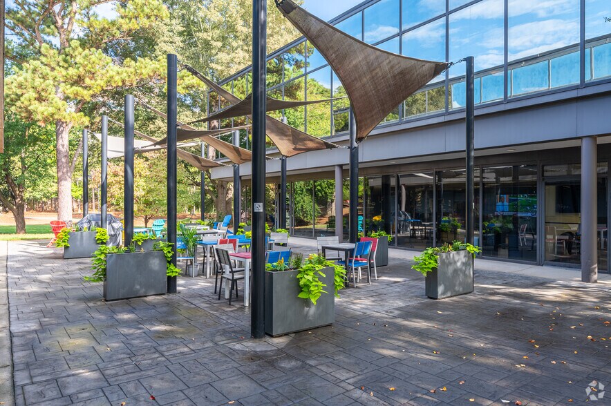 6025 The Corners Pky, Peachtree Corners, GA à louer - Photo de l’immeuble – Image 1 sur 55