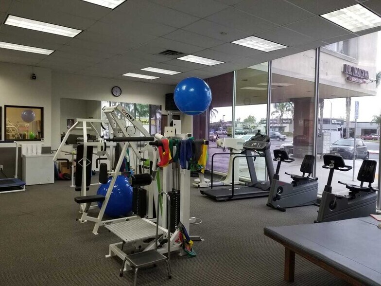 17122 Beach Blvd, Huntington Beach, CA à louer - Photo de l’immeuble – Image 3 sur 7