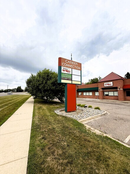 1821 N Perry St, Pontiac, MI à louer - Photo de l’immeuble – Image 3 sur 23