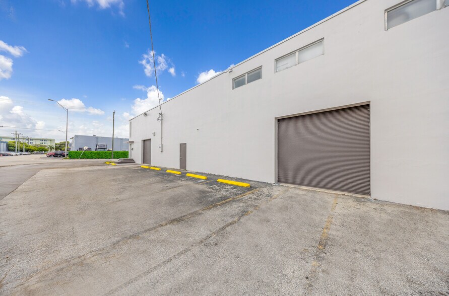 7550 W 2nd Ct, Hialeah, FL à louer - Photo de l’immeuble – Image 2 sur 9