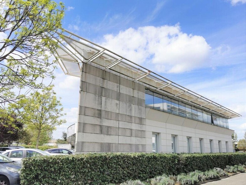13 Rue Edison, Bron à vendre - Photo de l’immeuble – Image 3 sur 9