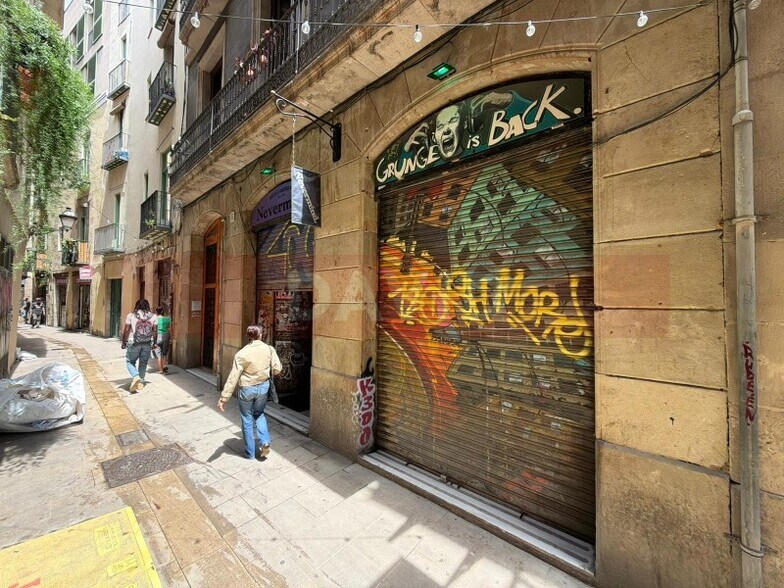 Immeuble residentiel dans Barcelone, Barcelona à vendre - Photo de l’immeuble – Image 2 sur 4