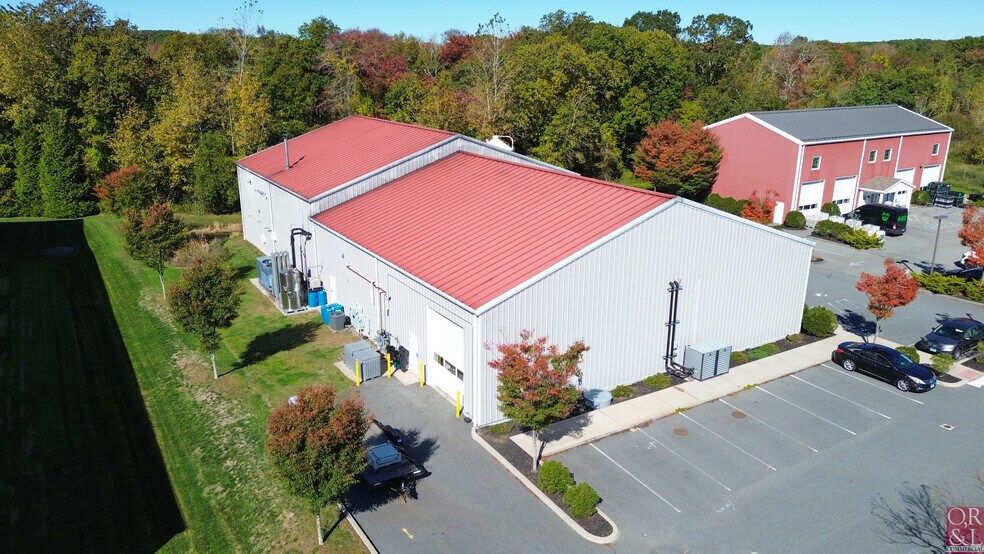 225 Leonard Dr, Groton, CT à vendre - Photo de l’immeuble – Image 3 sur 12