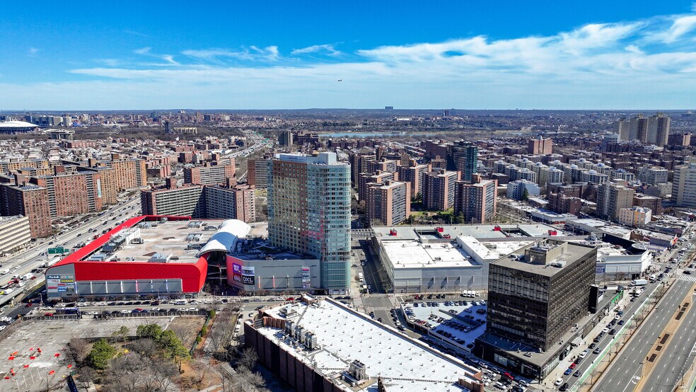 6135 Junction Blvd, Rego Park, NY à louer - Photo de l’immeuble – Image 2 sur 8