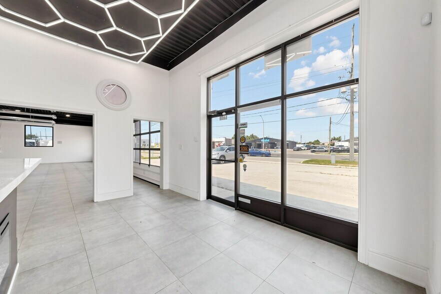 1502 Speers Rd, Oakville, ON à vendre - Photo de l’immeuble – Image 2 sur 21
