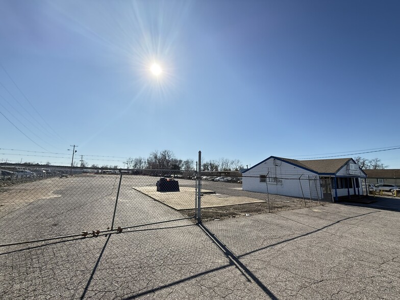 1911 E Brooks Rd, Memphis, TN à louer - Photo de l’immeuble – Image 2 sur 4