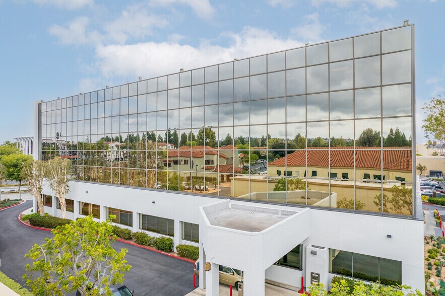 24012 Calle de la Plata, Laguna Hills, CA à louer - Photo de l’immeuble – Image 3 sur 8
