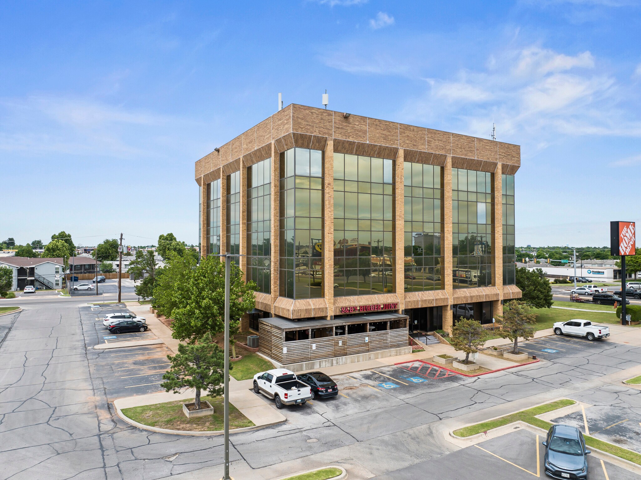 5929 N May Ave, Oklahoma City, OK à vendre Photo de l’immeuble– Image 1 sur 6