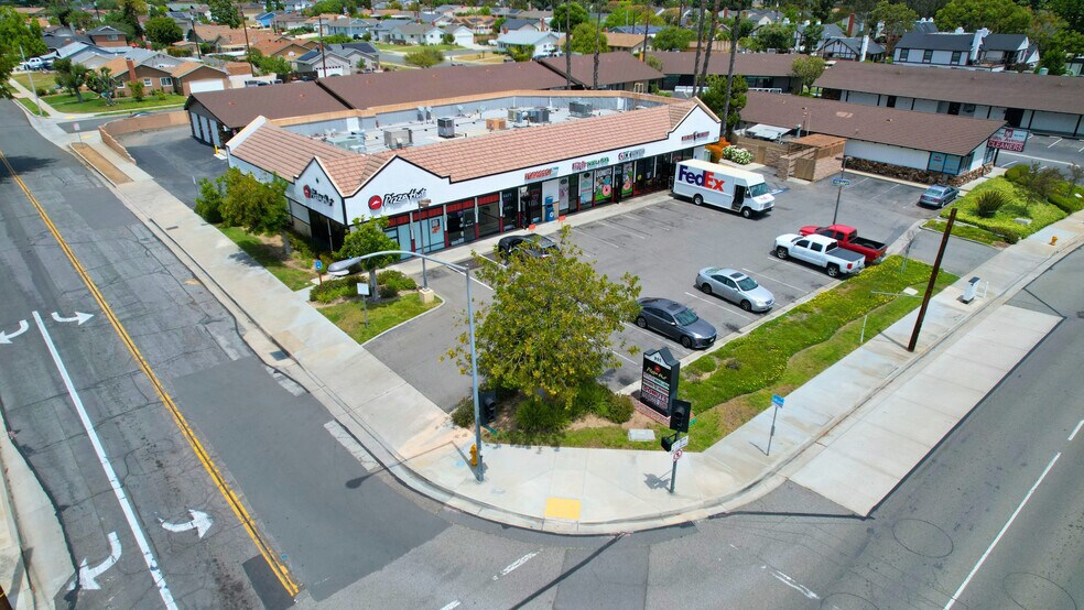 901 E Yorba Linda Blvd, Placentia, CA à vendre - Photo de l’immeuble – Image 3 sur 8