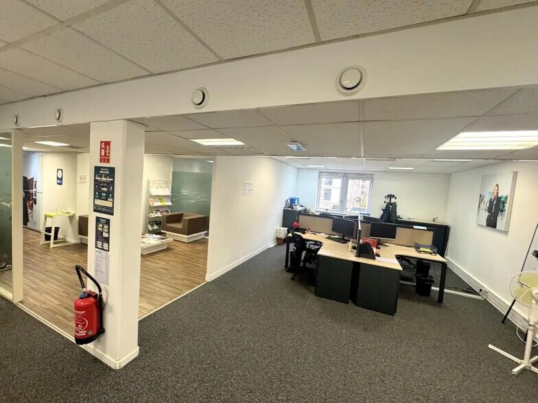 Bureau dans Versailles à louer - Photo de l’immeuble – Image 1 sur 16