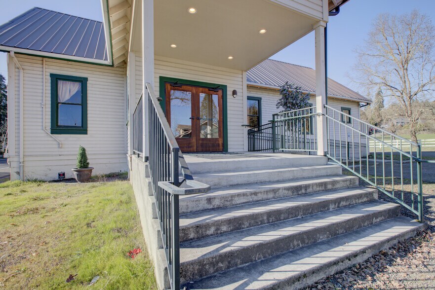 3811 Melrose Rd, Roseburg, OR à vendre - Photo de l’immeuble – Image 2 sur 47