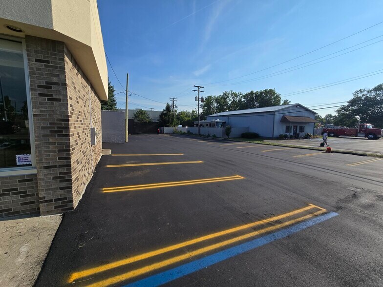 2250 Pontiac Rd, Auburn Hills, MI à louer - Photo de l’immeuble – Image 3 sur 65
