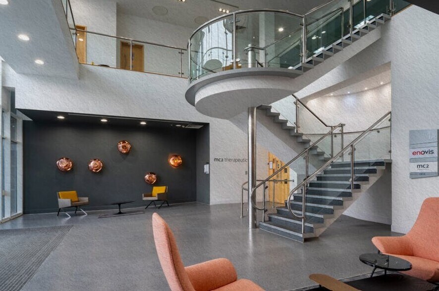 1A Guildford Business Park, Guildford à louer - Photo de l’immeuble – Image 2 sur 2