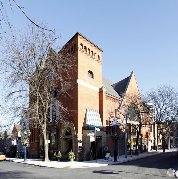 33 Hazelton Ave, Toronto, ON à louer - Photo de l’immeuble – Image 3 sur 5